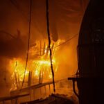 Un incendio arrasó el mercado más antiguo de París y encendió las alarmas por su estructura