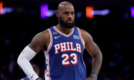 LeBron James debutó en los Sixers amargando la fiesta de los Knicks