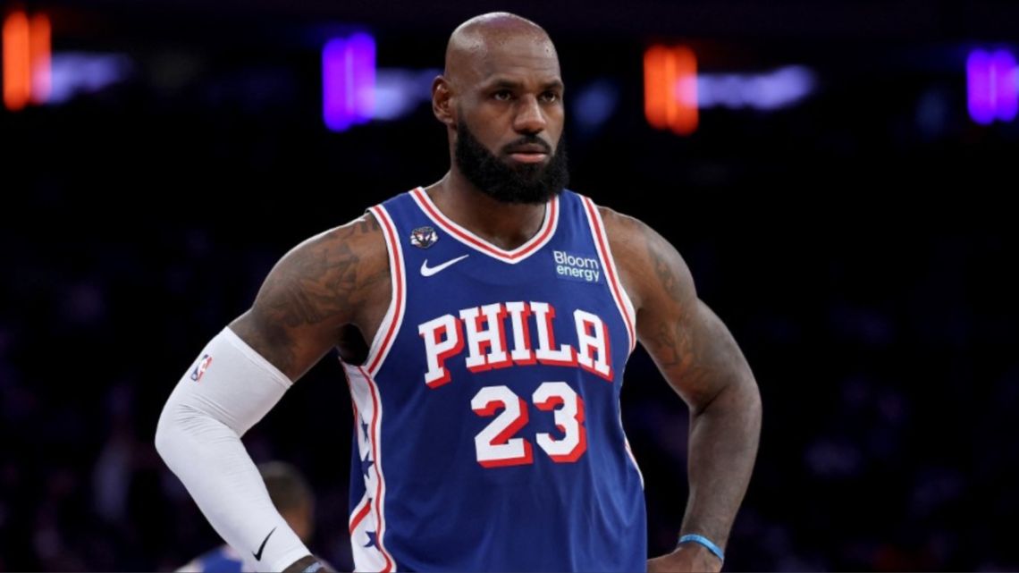 LeBron James debutó en los Sixers amargando la fiesta de los Knicks