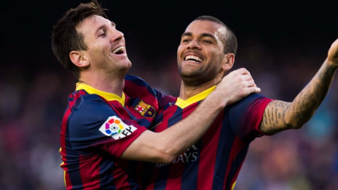 Dani Alves bancó a Messi y apuntó contra el periodismo y los hinchas argentinos: «No lo trataron como merecía»
