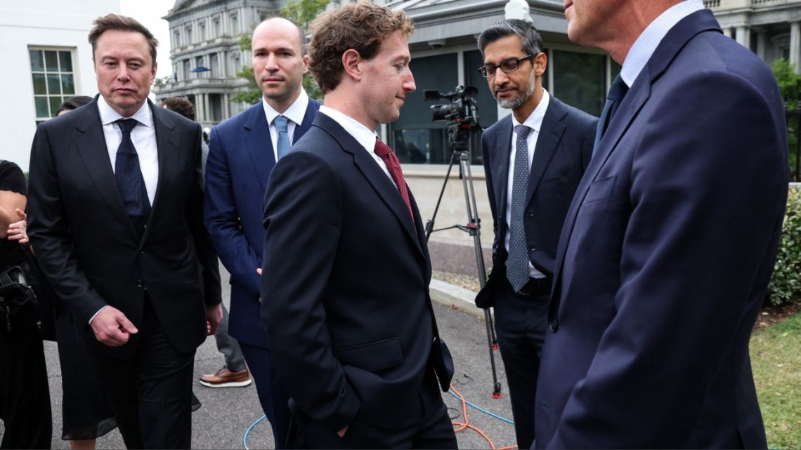 Los líderes de la Inteligencia Artificial prometen autorregularse tras una reunión con Trump