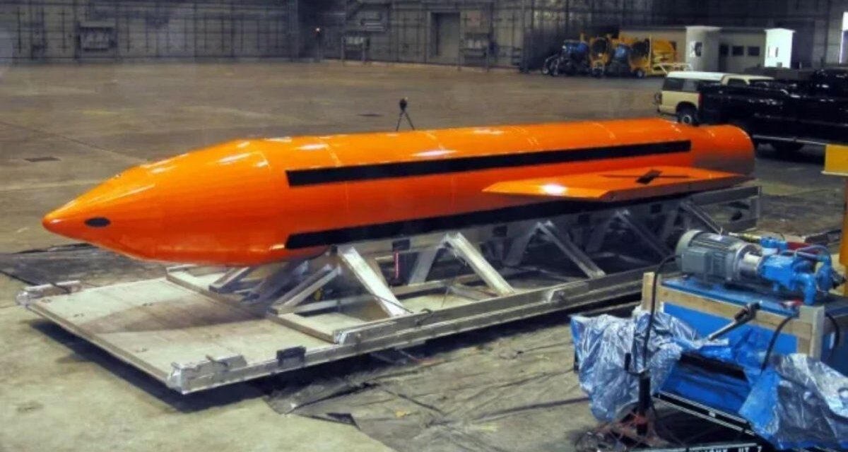 Cómo es la madre de todas las bombas que EEUU podría usar en la guerra contra Irán