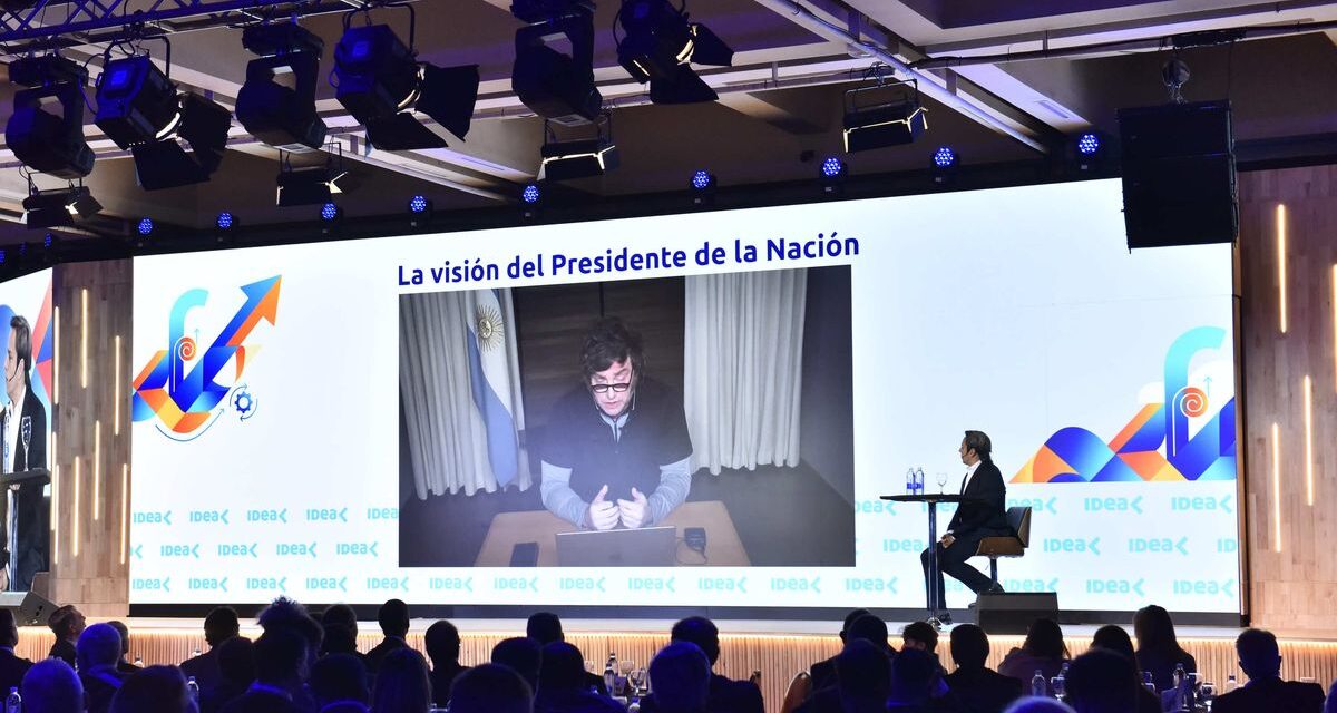 Con tono electoral, culpó al peronismo y al contexto internacional por la suba del riesgo país