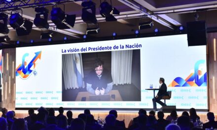 Con tono electoral, culpó al peronismo y al contexto internacional por la suba del riesgo país