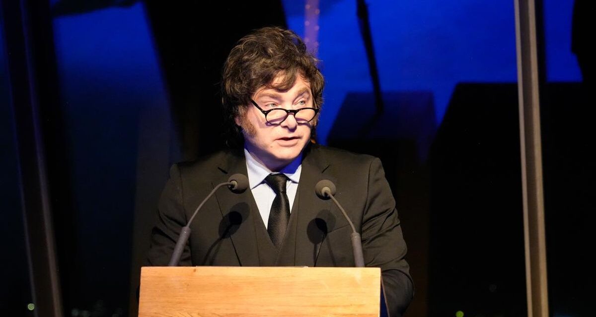 Javier Milei cerró Argentina Week en la Torre Eiffel con música y un mensaje a inversores