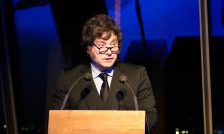 Javier Milei cerró Argentina Week en la Torre Eiffel con música y un mensaje a inversores