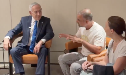 Benjamin Netanyahu recibió en Tel Aviv a los pasajeros del vuelo de Flydubai