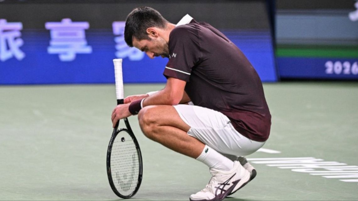 Djokovic complicó su camino a las ATP Finals con dura derrota en Shanghái