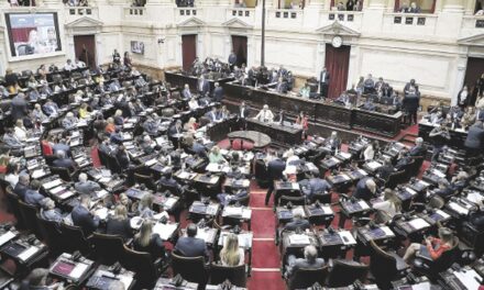 Diputados de la oposición exigen al Gobierno explicaciones por la fuga de Flávio Bolsonaro