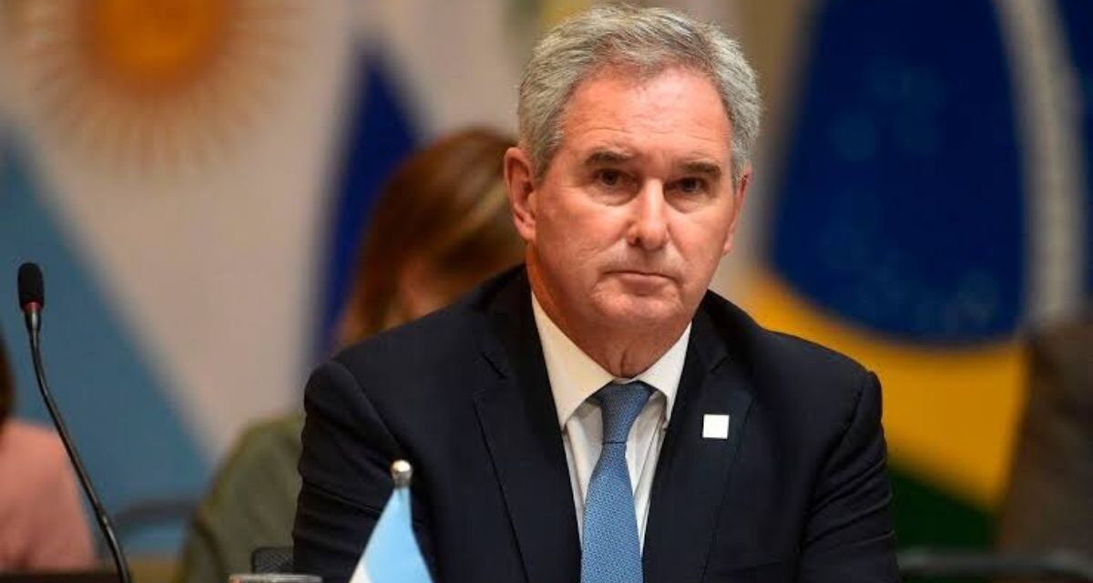 Cancillería argentina y Brasil cruzan versiones por el pedido de explicaciones sobre la huida de Flávio Bolsonaro