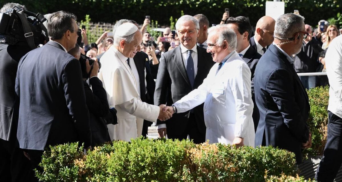 Quién es Stéfano Margaritora, el especialista que operará al papa León XIV