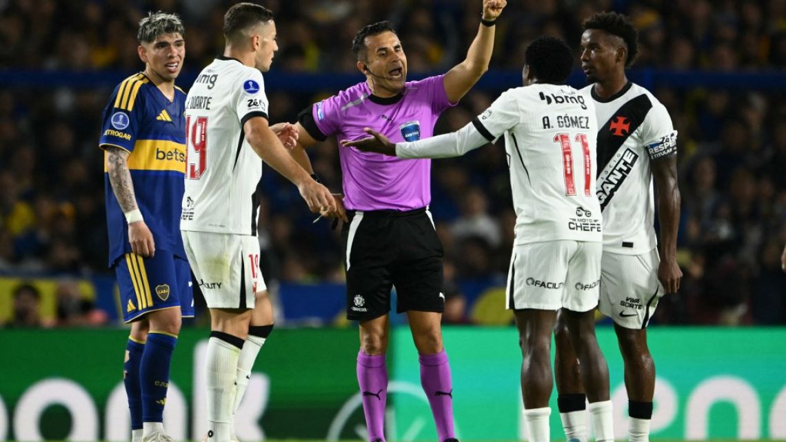 La insólita roja que sacó Piero Maza en Boca vs Vasco da Gama
