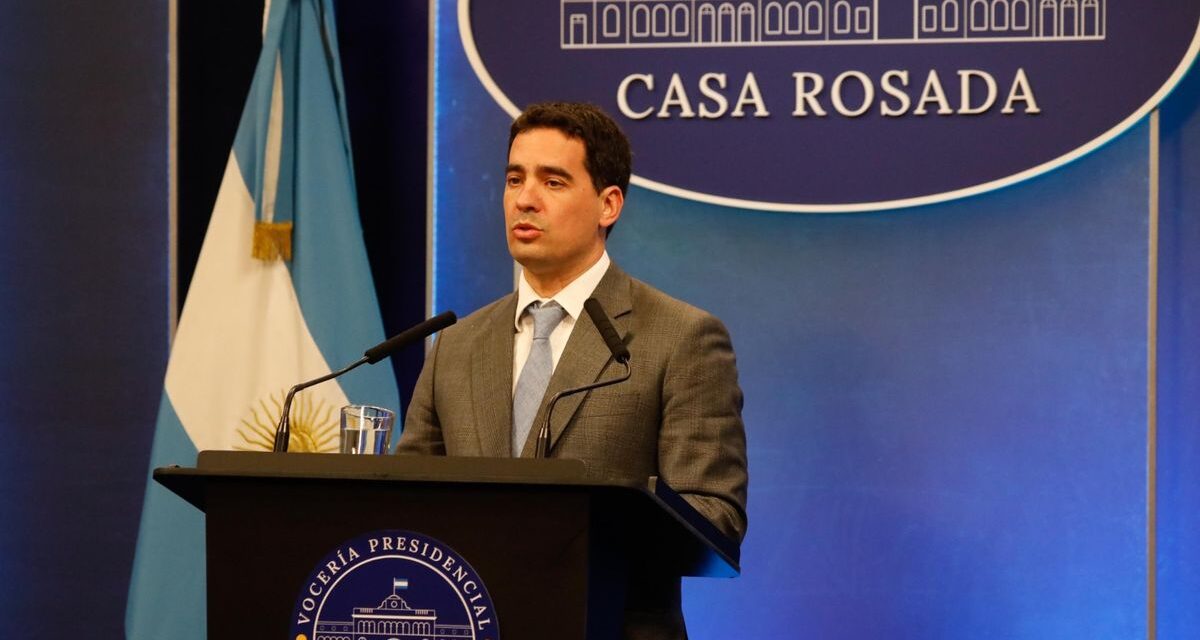 El Gobierno defendió su programa económico pese al avance del riesgo país