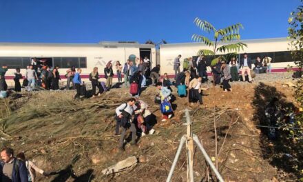 España busca sobrevivientes entre los restos del trágico choque de trenes que dejó 69 muertos