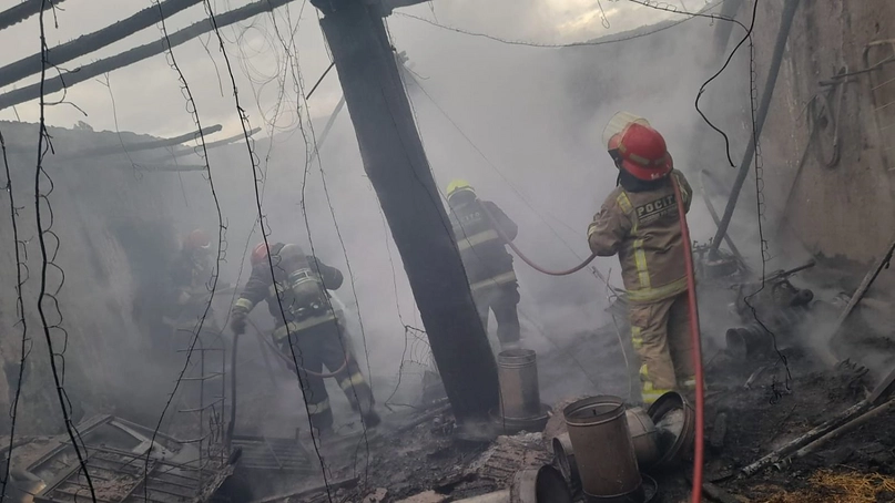 Un voraz incendio destruyó un depósito en Pocito y provocó el derrumbe del techo